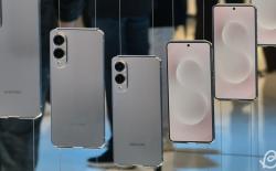shot of multiple Samsung Galaxy S25 Edge units on display at MWC 2025