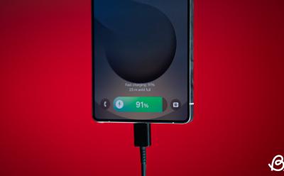 Shot of the Samsung Galaxy S25 Ultra plugged in for charging showing battery status in Now Bar