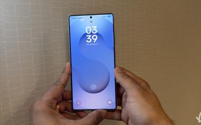 hands holding the Samsung Galaxy S25 Ultra showcasing the new wallpapers