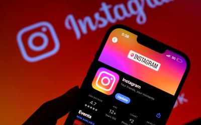 hand holding phone with Instagram app landing page on the Apple App Store